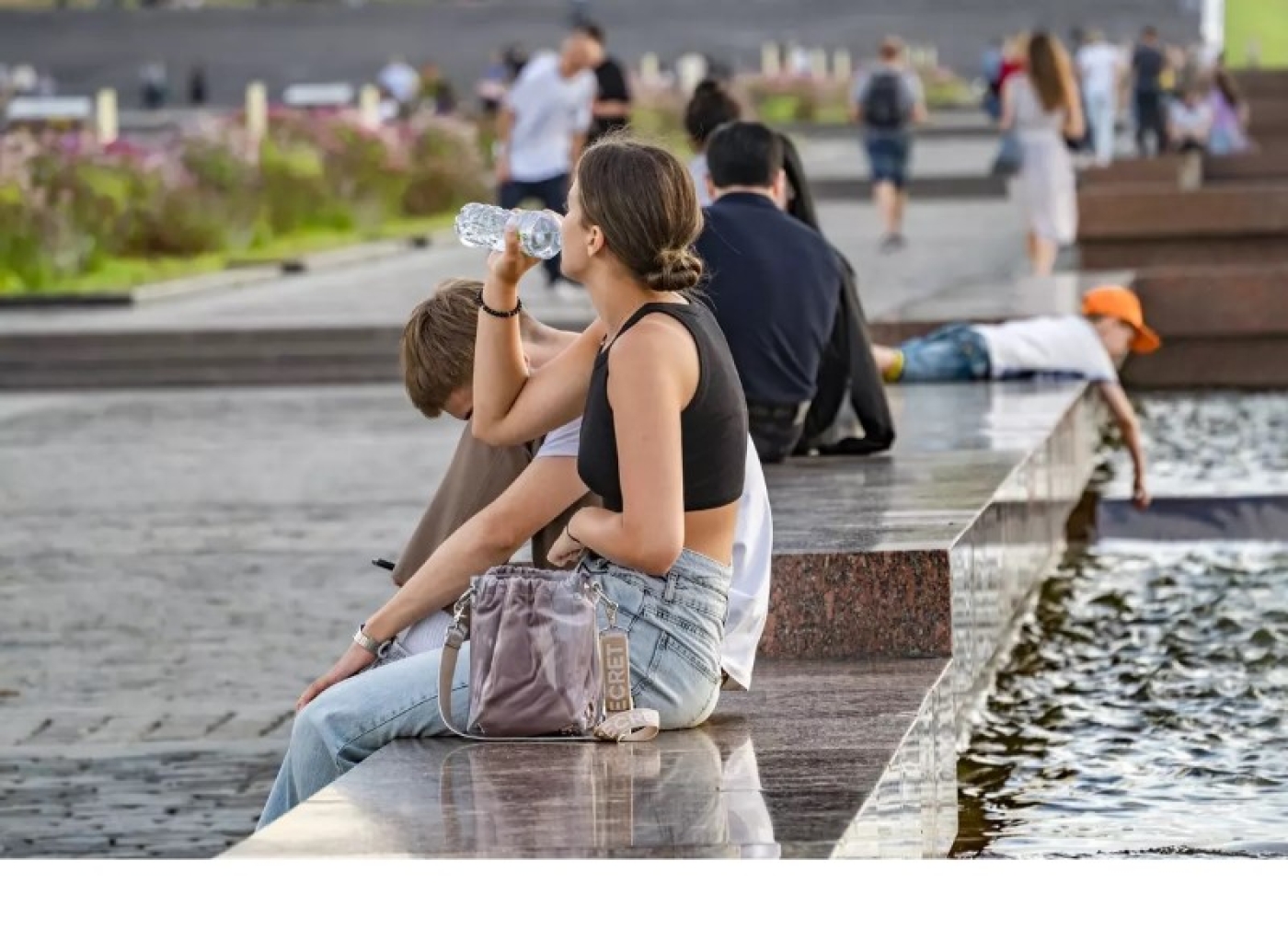 Врачи перечислили признаки обезвоживания и рассказали, сколько воды нужно выпивать в жару