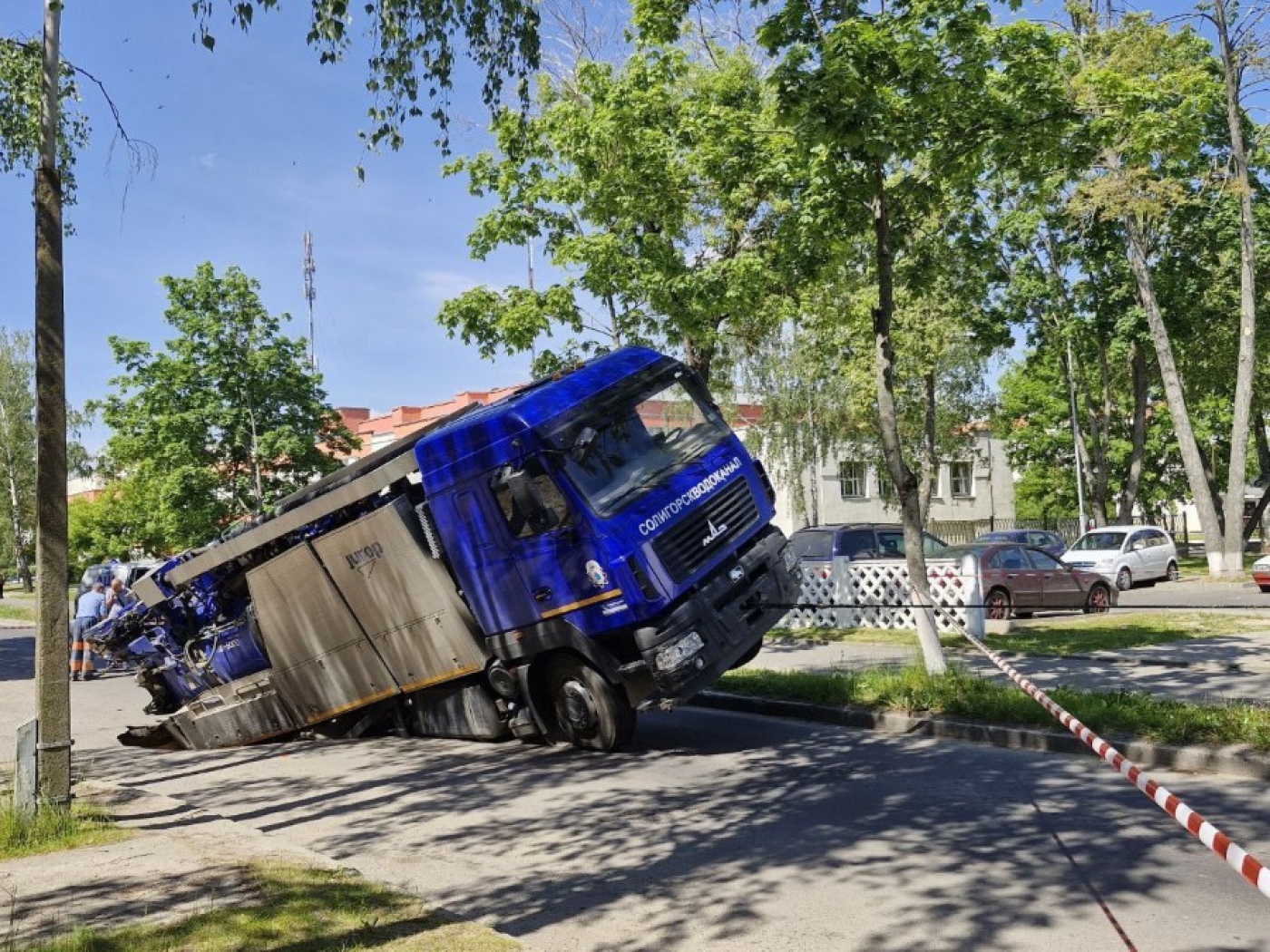 Автомобиль &quot;Водоканала&quot; провалился в Солигорске под асфальт прямо на проезжей части.