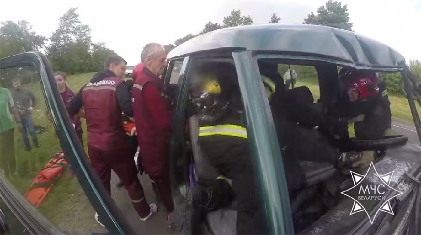 Работники МЧС спасли водителя микроавтобуса, зажатого в авто после ДТП в Брестском районе