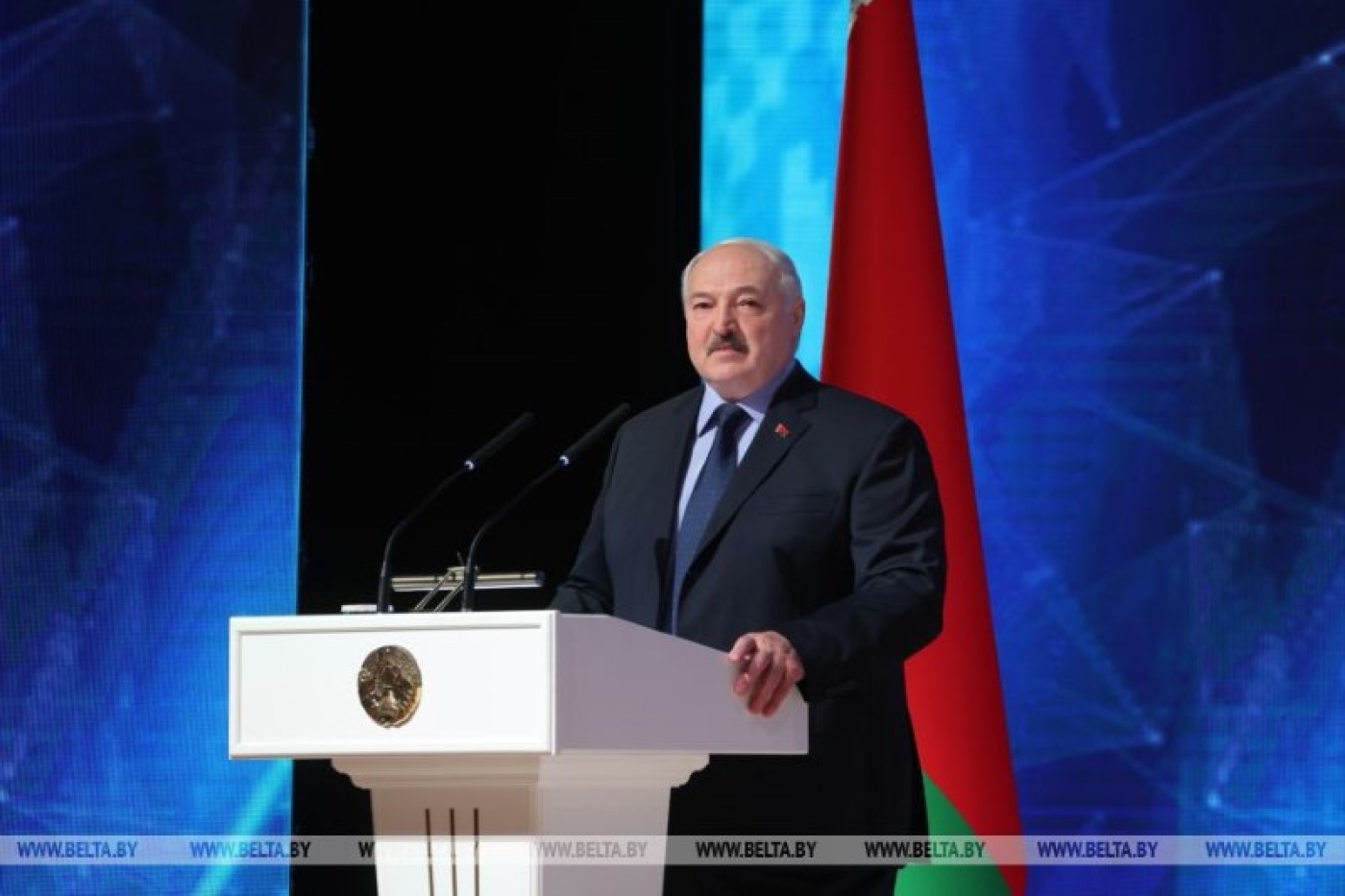 Александр Лукашенко вспомнил о своей первой пробе пера и рассказал, какой "кулак" хотел бы видеть в районных СМИ