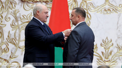 "Родная земля в надежных руках". Лукашенко вручил награды труженикам АПК