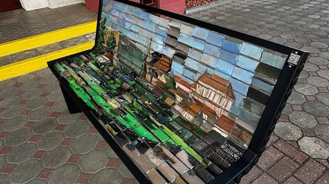 В Лиде ко Дню белорусской письменности появились скамьи-пазлы с изображениями города