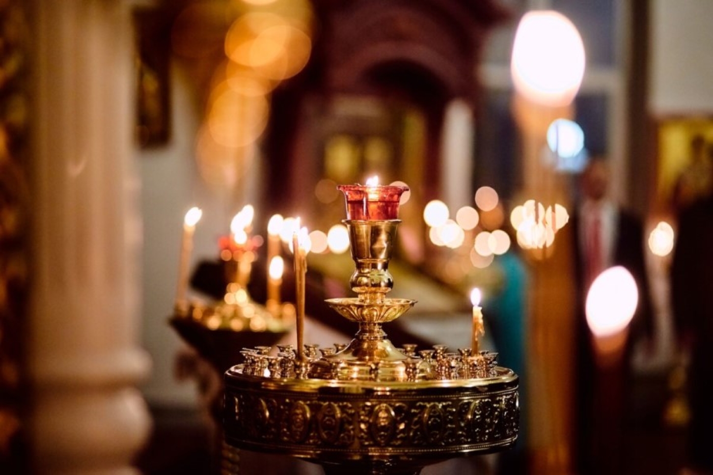 Православные верующие празднуют День Святой Троицы