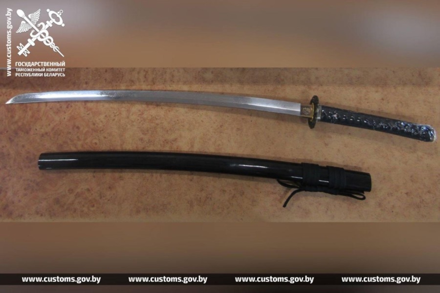 Саблю и мечи обнаружили сотрудники таможенного поста «Национальный аэропорт «Минск» в посылках