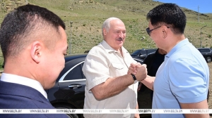 Лукашенко подарил Ухнаагийн Хурэлсуху тракторы &quot;Беларус&quot;, а сам получил в подарок монгольских скакунов