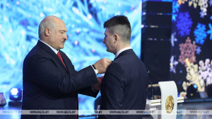 Лукашенко вручил государственные награды журналистам и работникам культуры