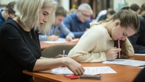 У девятиклассников заканчиваются выпускные экзамены. Когда вручат аттестаты и будут ли резервные дни?