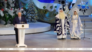 Лукашенко - детям об учебе в школе: есть такое слово "надо"