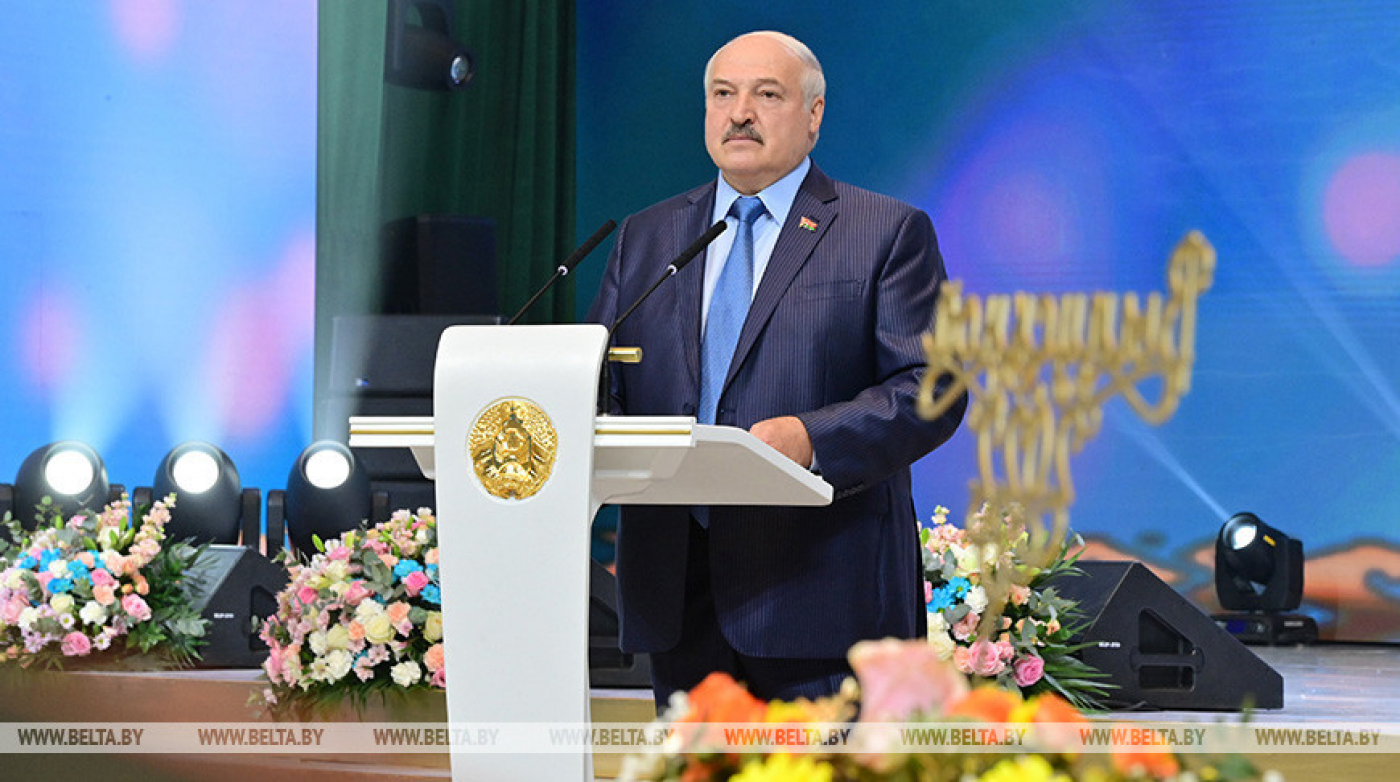 Лукашенко: для Беларуси стоит задача, куда бы ни качнуло мир, встроиться в его новую модель