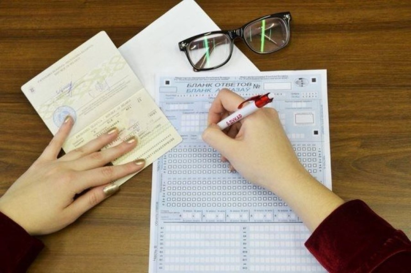 Один абитуриент удален с ЦТ во второй резервный день из-за мобильника