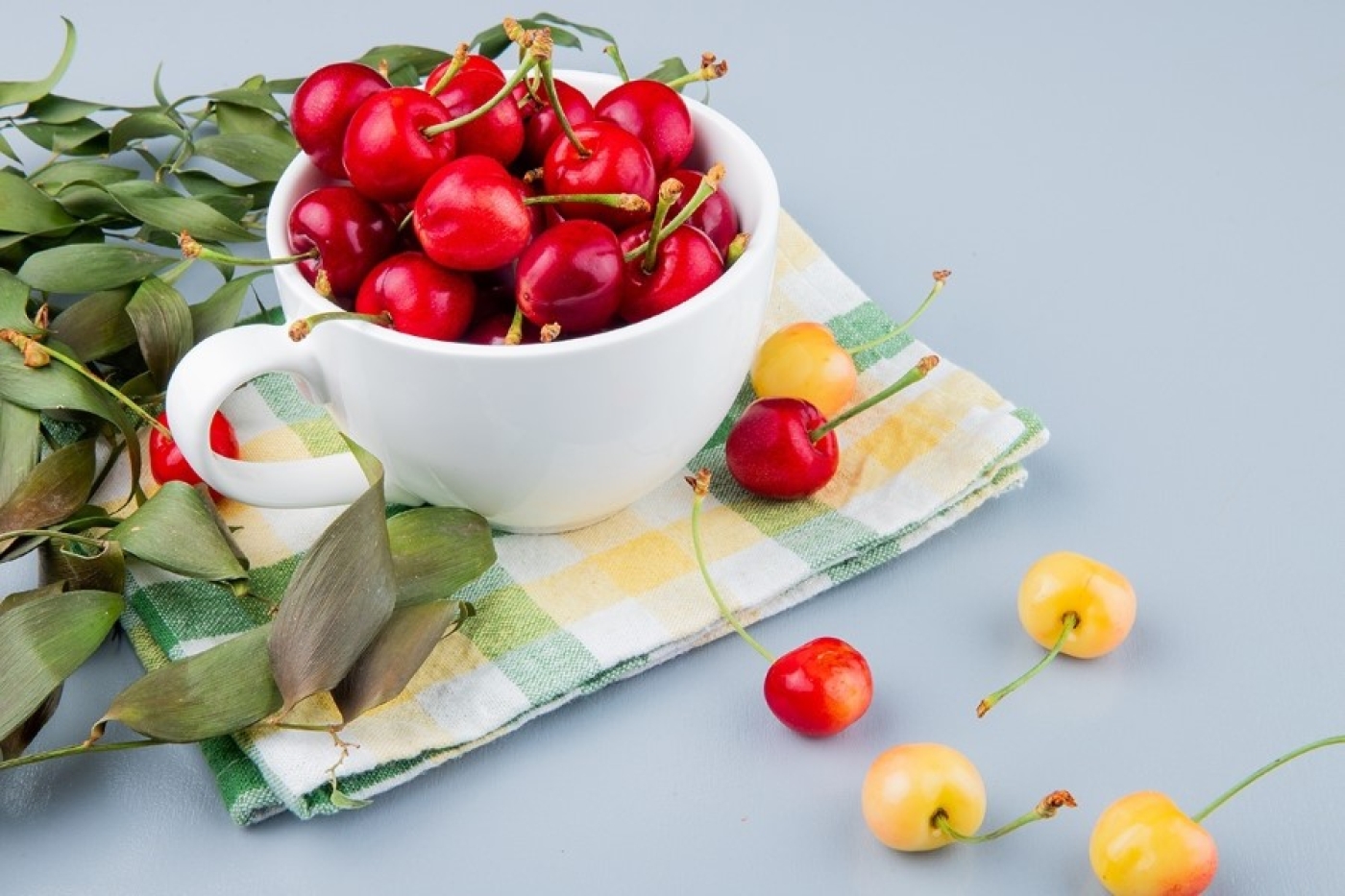 Какие продукты вызывают сонливость и упадок сил — отвечает врач. Спойлер: среди них вишня, бананы и кофе