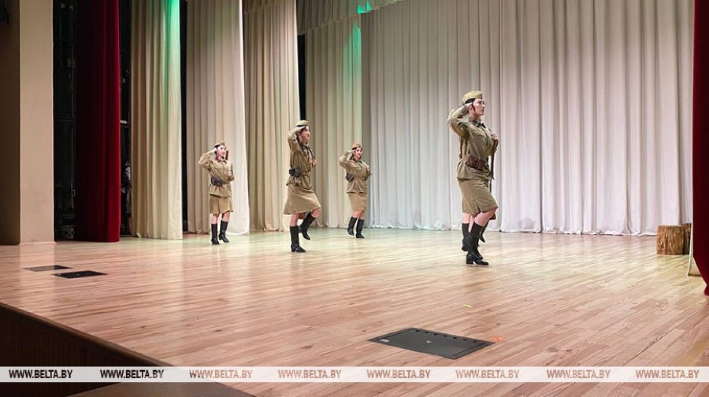 Китайскую версию спектакля "А зори здесь тихие…" представили на сцене Академии искусств в Минске