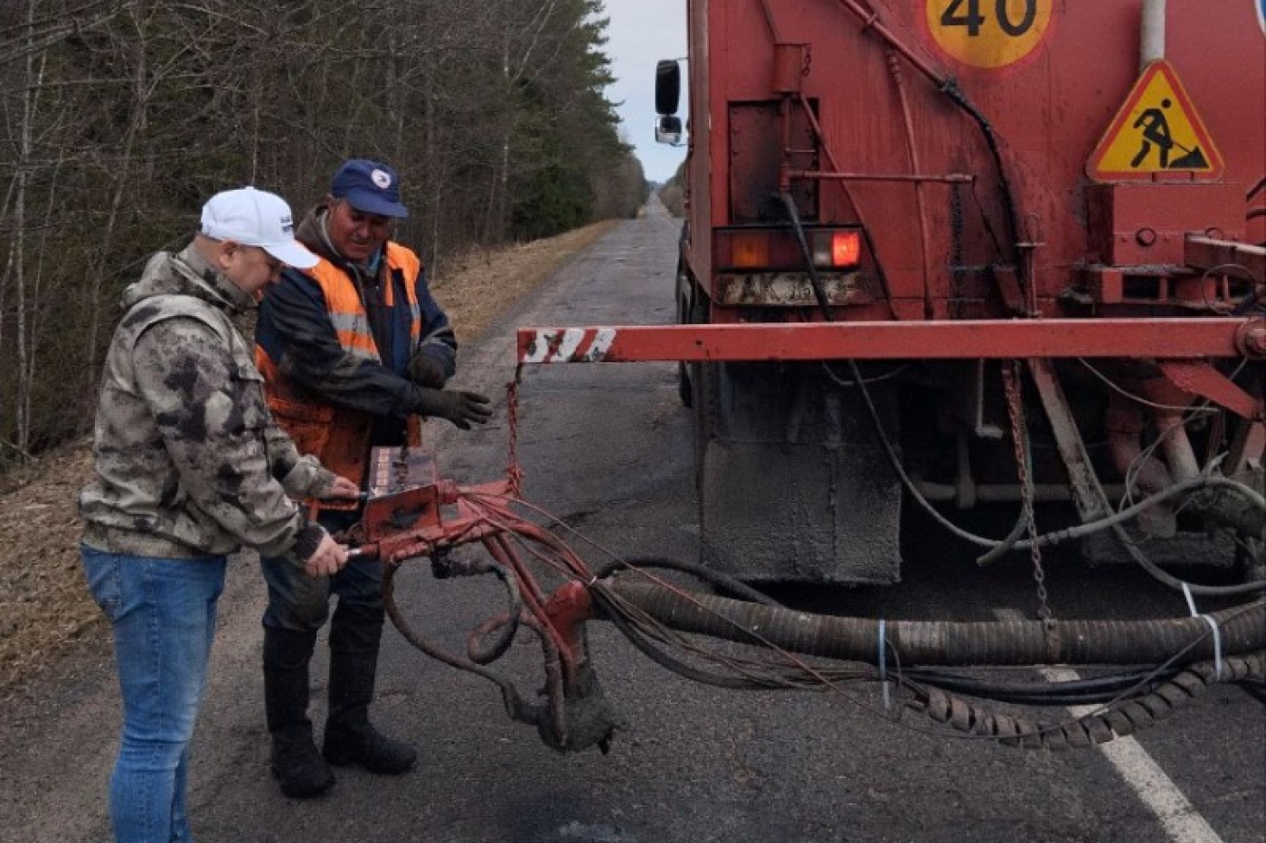 Сегодня продолжается и областная акция по ремонту дорог около деревни Кукорево