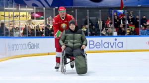 Лукашенко устроил круг почета по ледовой арене для парня на инвалидной коляске из Донбасса