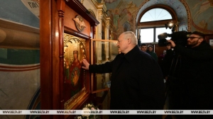 Лукашенко подарили икону Божией Матери "Знамение" Логойская, которая известна уже тысячу лет