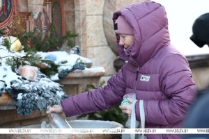 В Крещенский сочельник православные верующие в храмах набирают освященную воду и окунаются в купелях