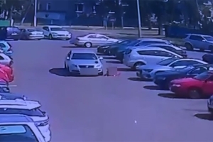 Автомобиль сбил ребенка на парковке в Ивацевичах