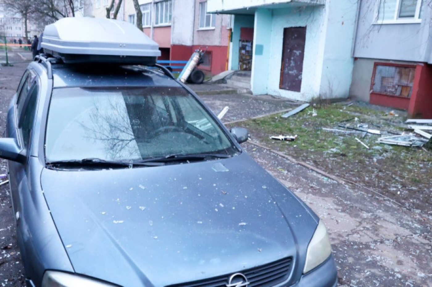 Волновым ударом от взрыва в гомельской многоэтажке задело соседний детский сад, дом и машины