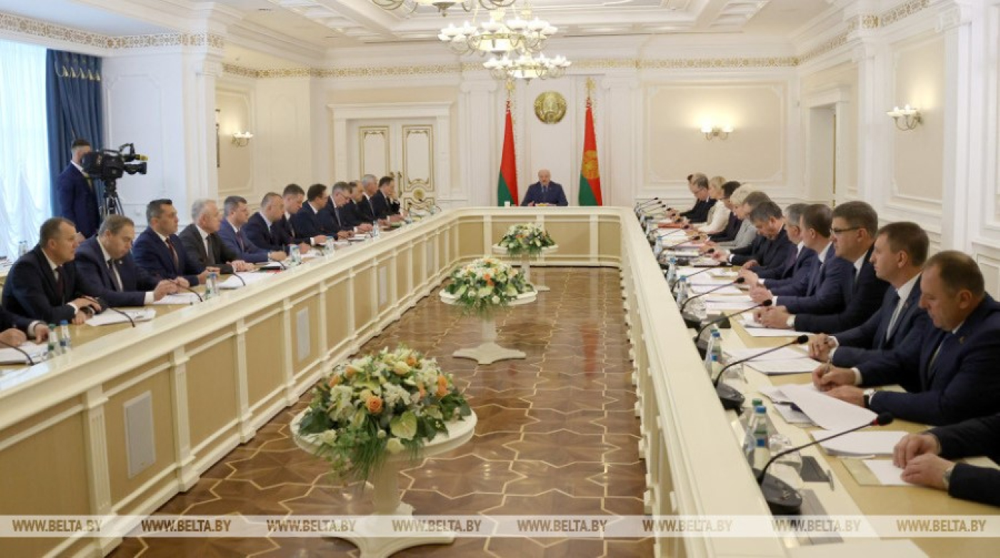 Президент проводит совещание по вопросам совершенствования кадровой политики