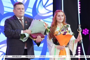 Гран-при детского музыкального конкурса получила белоруска Елизавета Цуприк. Награду вручил Лукашенко