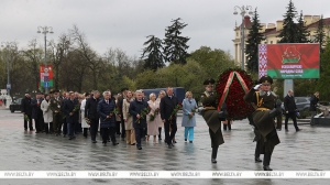 ФОТОФАКТ: Участники VII ВНС возложили венки и цветы к монументу Победы в Минске