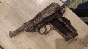 Житель Борисовского района откопал пистолет в своем дворе