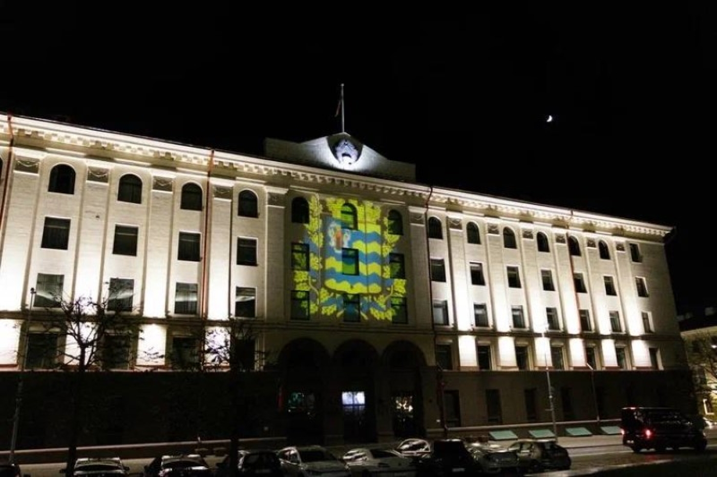 Сегодня ночью на здании облисполкома появилось изображение государственного герба и флага, а также символика Минщины
