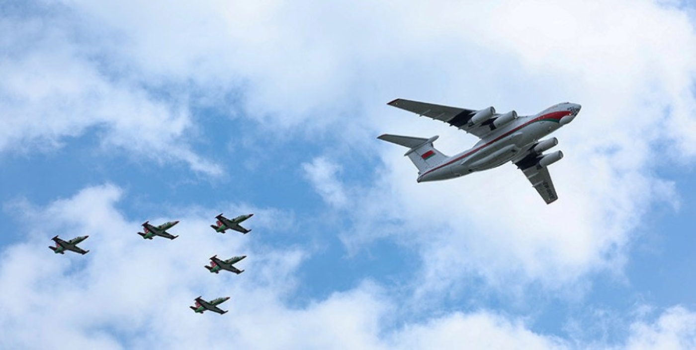 На страже мирного неба страны. Президент поздравил личный состав и ветеранов ВВС