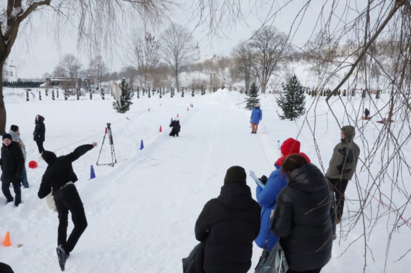 "Сила есть? Берите валенок!" Необычный зимний чемпионат прошел в Могилеве
