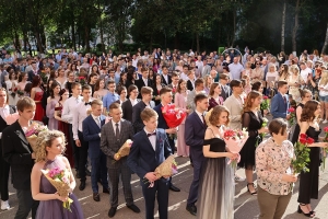 Шествия, вальсы и флешмоб. Как пройдут выпускные вечера в Минской области