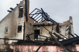 Пожар в Лешнице: возгорание сухой растительности перекинулось на нежилой дом