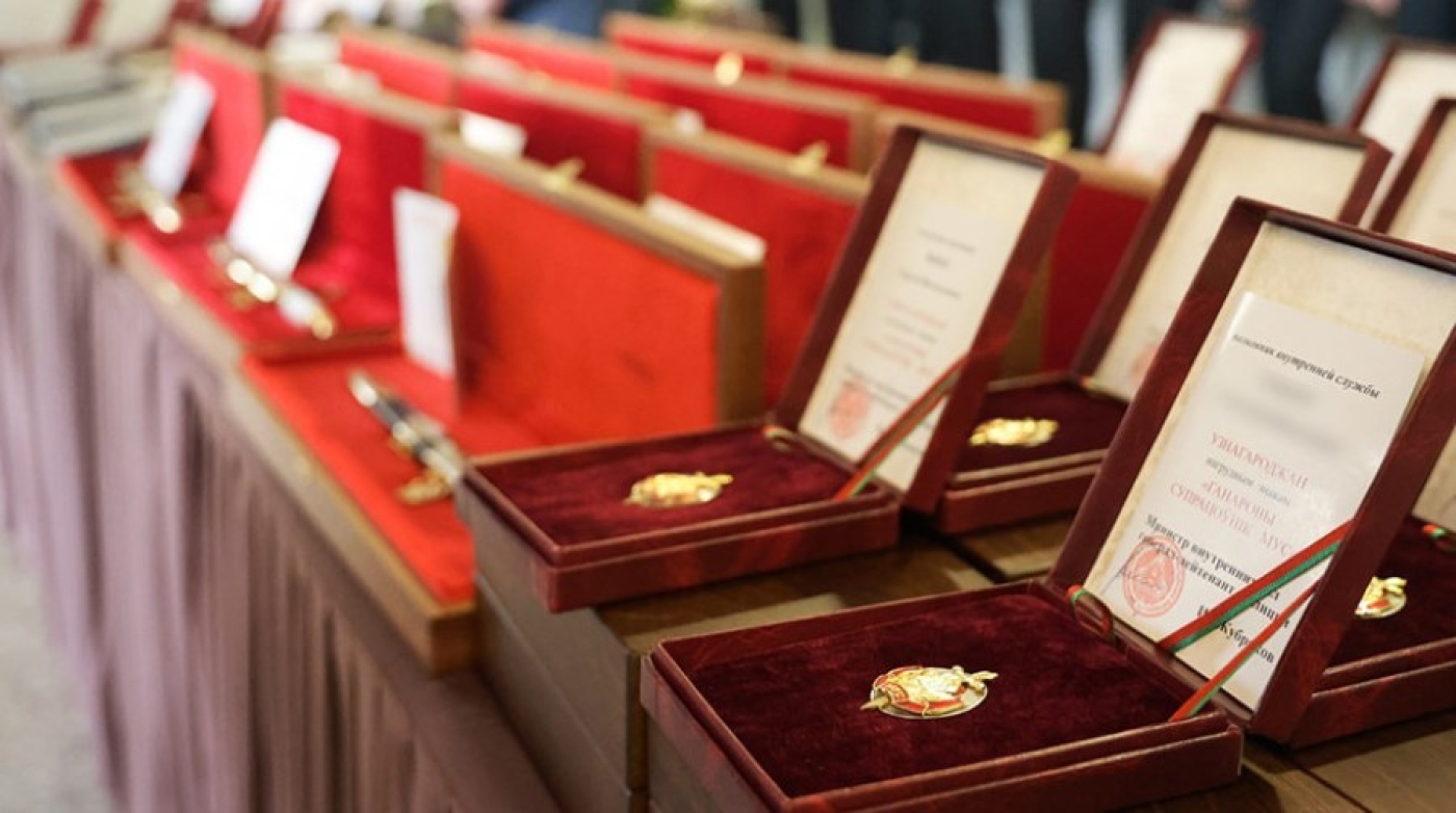 Во Дворце Республики наградили представителей разных поколений правоохранителей