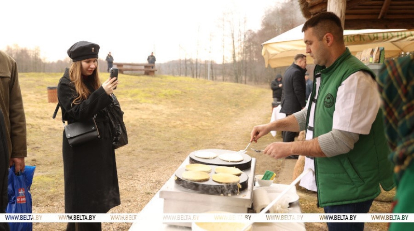 Блины по фирменному рецепту с секретным ингредиентом. Масленицу отмечают в Беловежской пуще