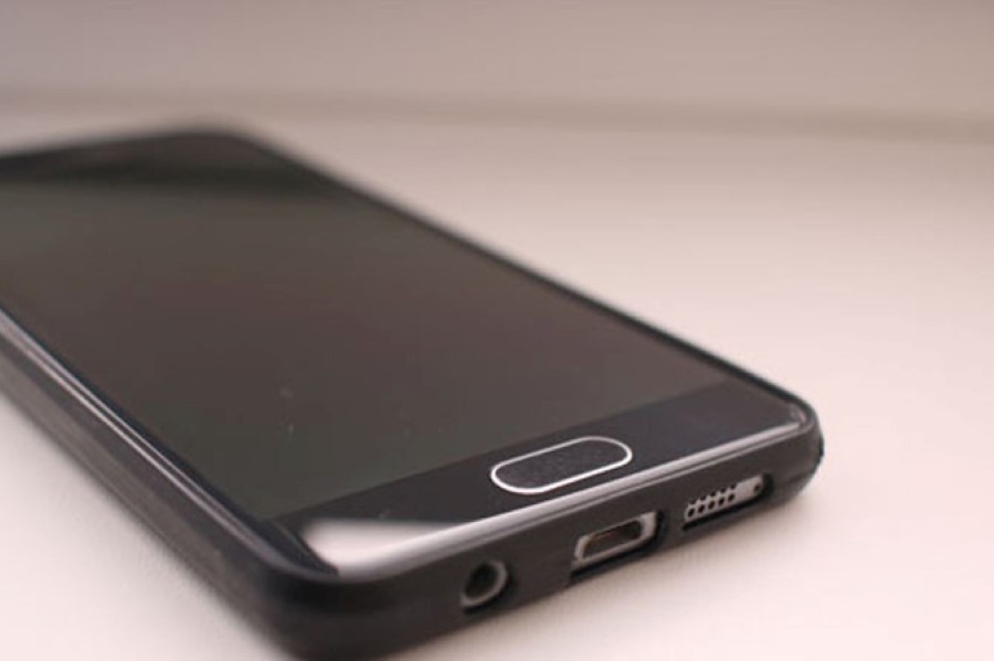 В Могилеве девушка ежедневно обкрадывала подопечного-пенсионера через мобильное приложение