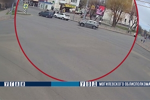 Школьник на велосипеде попал под колеса авто в Могилеве