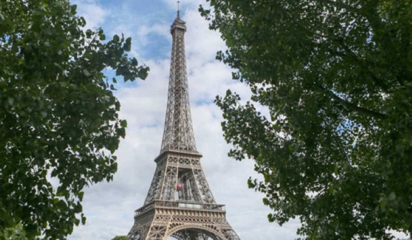 В Париже полиция задержала спрыгнувшего с парашютом с Эйфелевой башни