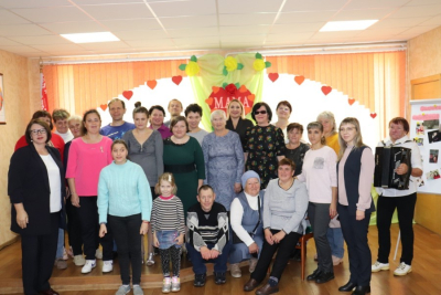 Поздравляли мам и стихами, и песнями