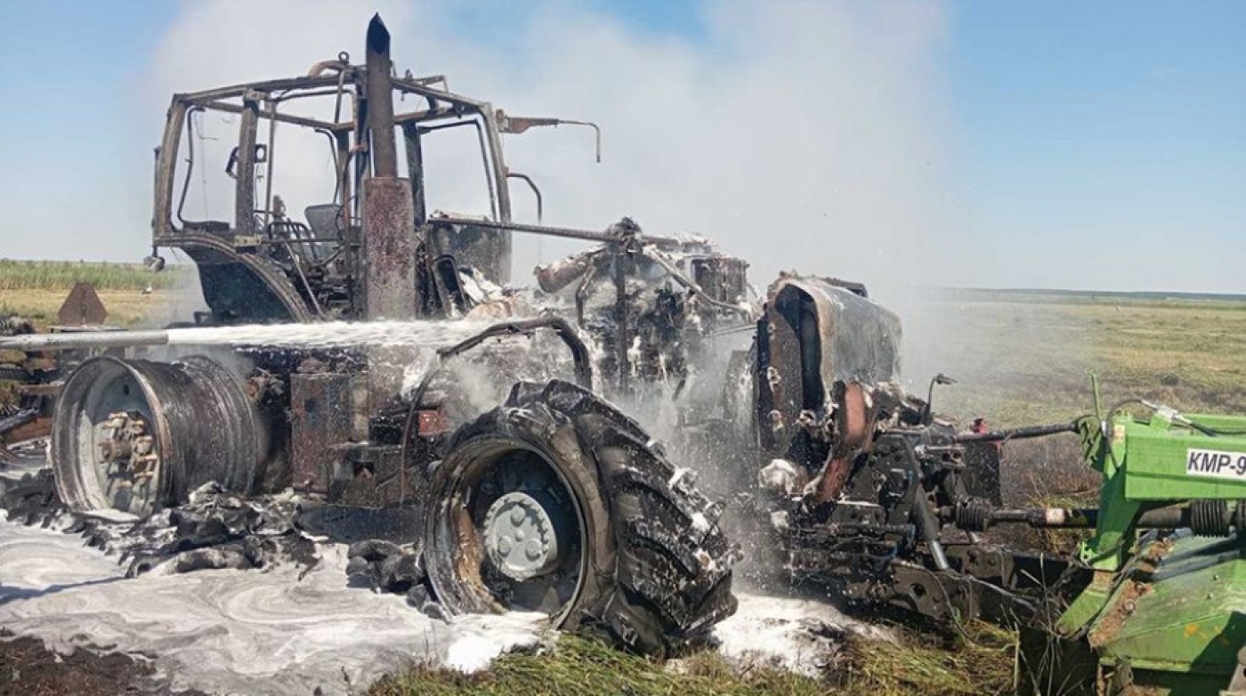 В Мостовском районе во время покоса травы загорелся трактор