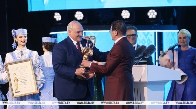 Лукашенко вручил Лепсу специальную награду "Через искусство - к миру и взаимопониманию"