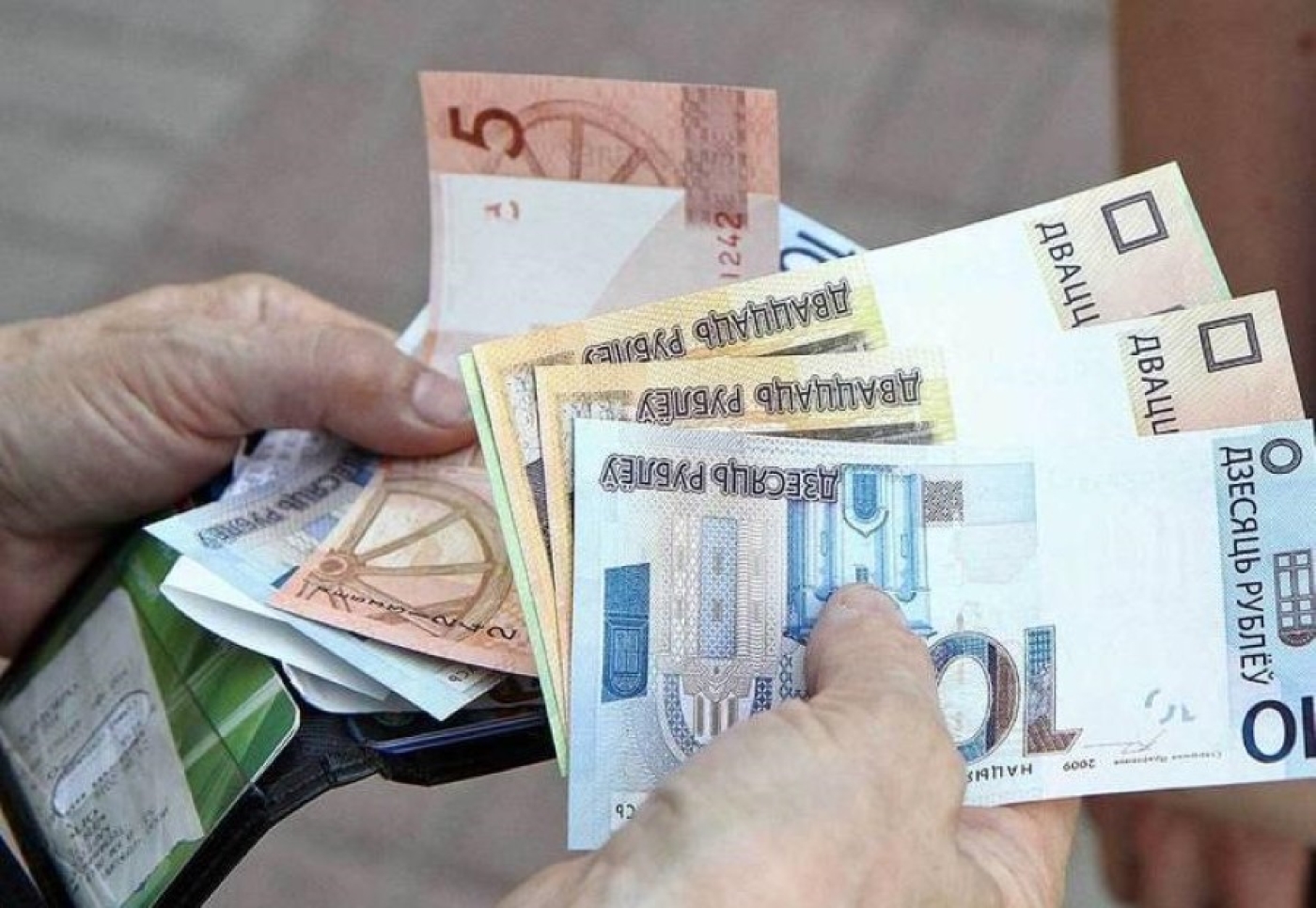 Житель Ошмян отдал мошенникам за спасение любимой 20 тысяч долларов. Следователи вернут мужчине потерянные деньги