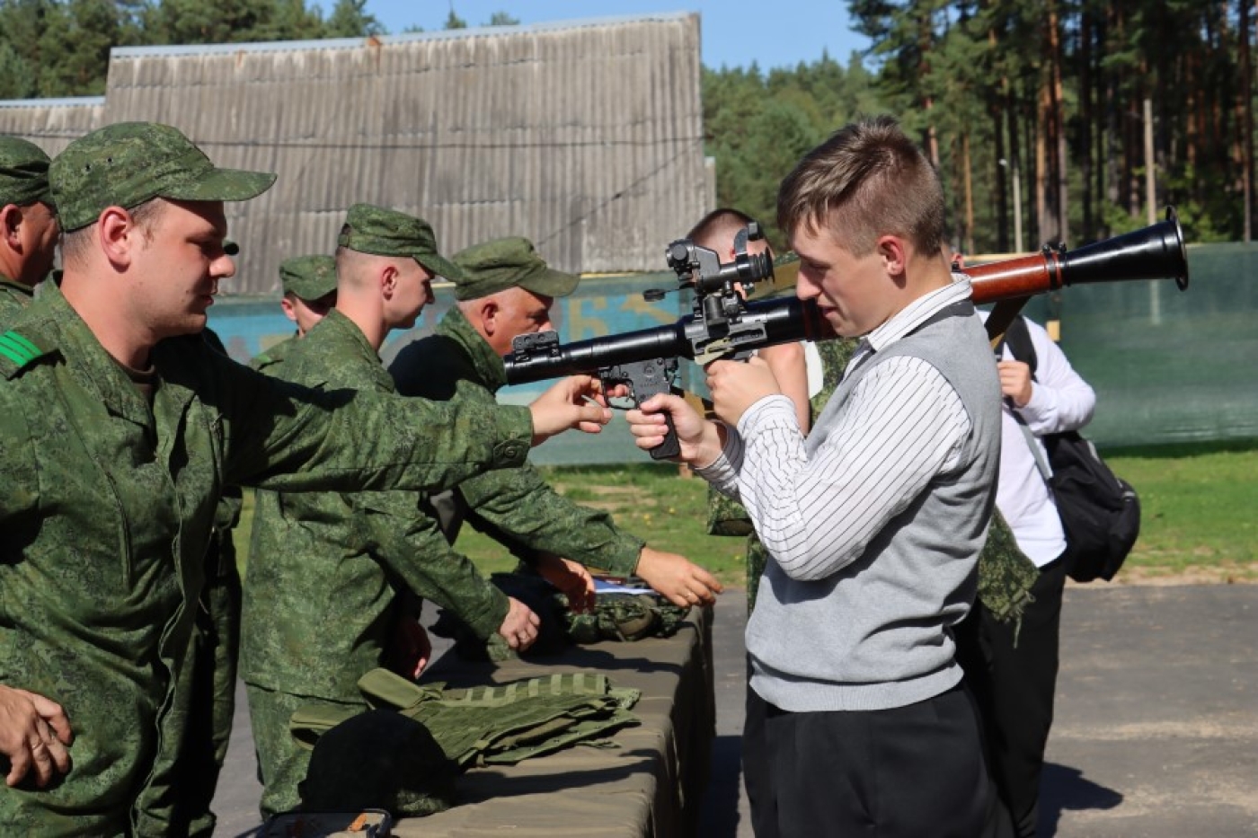 Школьники Березинщины встретились с военными