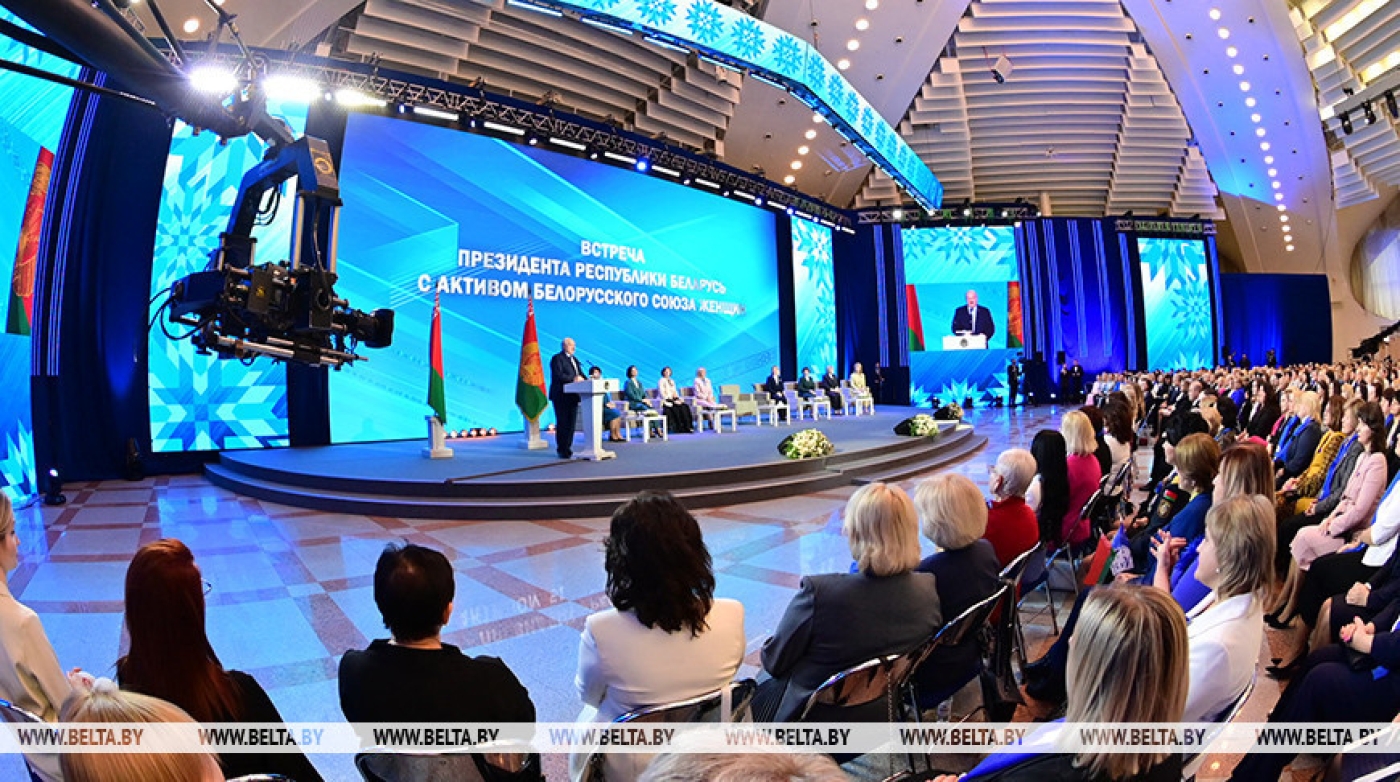 Лукашенко о привлекательности жизни в деревне: человек другой, когда по земле босиком ходит