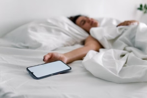 Утро без телефона: почему нельзя использовать смартфон сразу после пробуждения