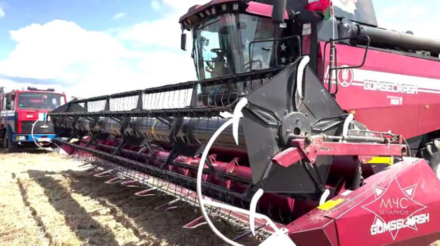 За штурвалом комбайна, за рулем грузовика. Сколько спасателей трудилось на жатве, рассказали в МЧС