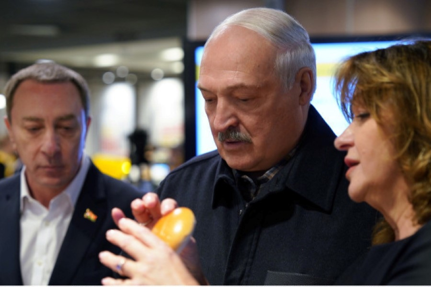 Лукашенко 8 марта приехал в один из ресторанов сети "Мак.бай" и продегустировал местное меню