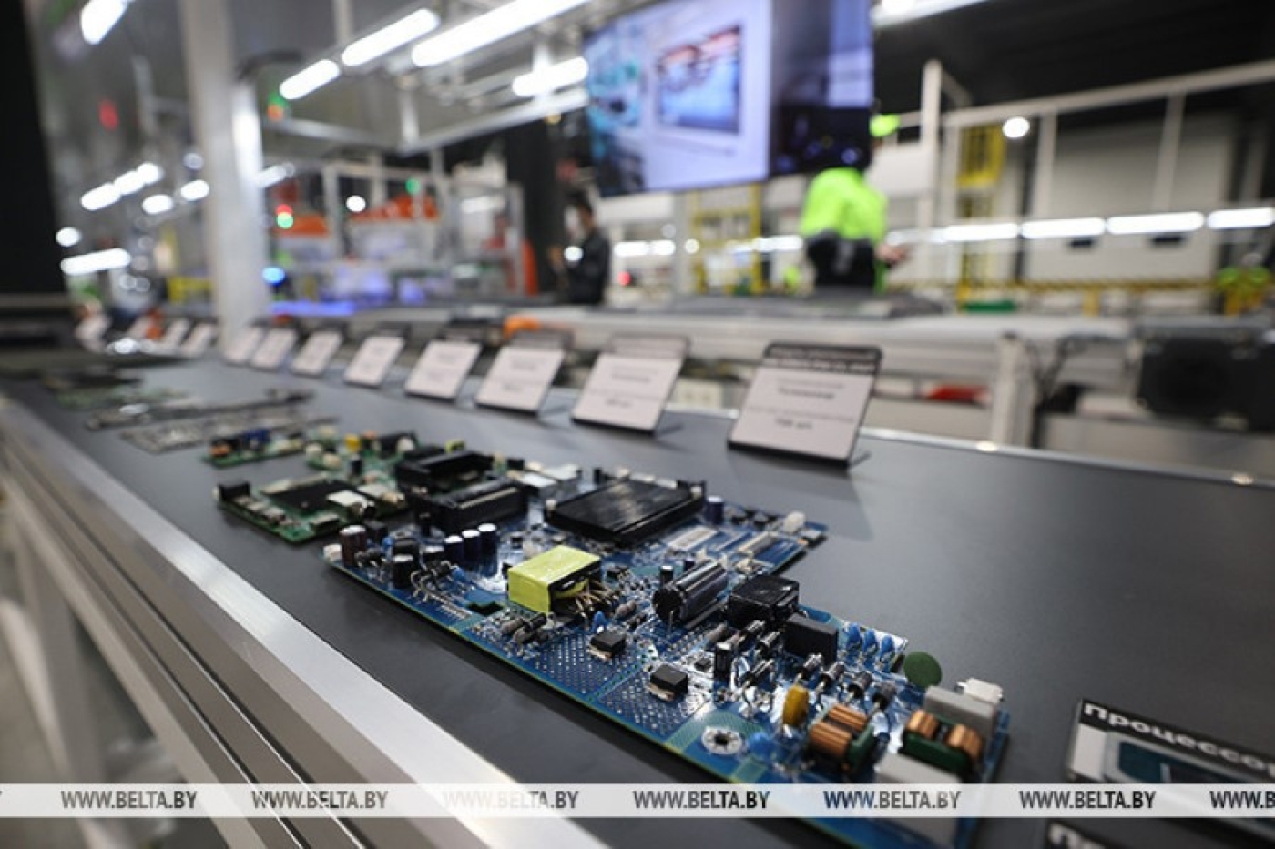 Лукашенко на "Горизонте" дал официальный старт массовому роботизированному производству телевизоров с ИИ