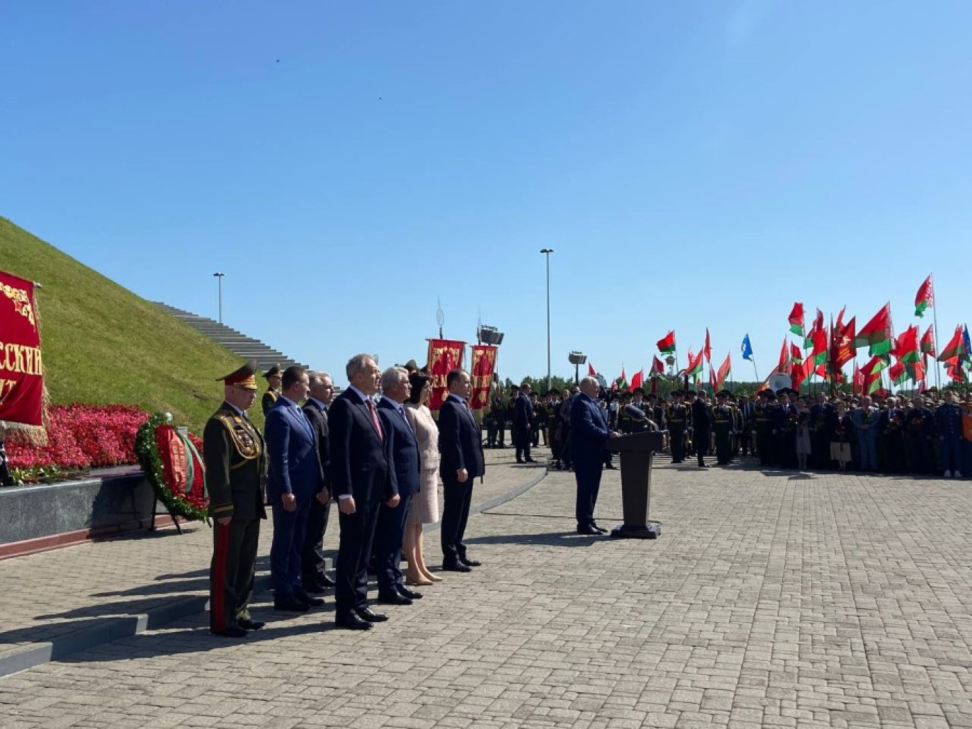 В торжественном мероприятии на «Кургане Славы» принял участие Президент Беларуси Александр Лукашенко.