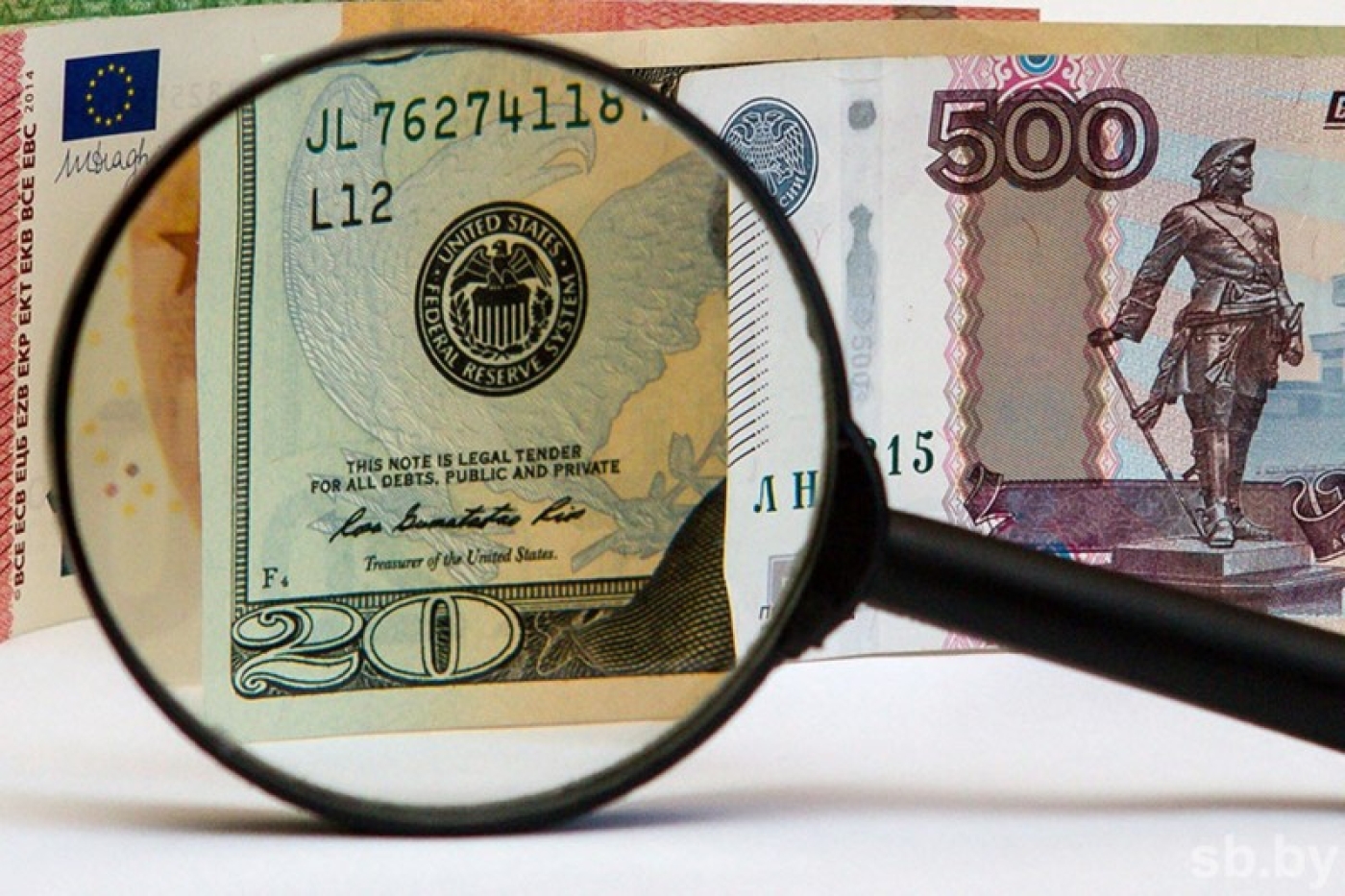 Доллар и юань подорожали, курс российского рубля не изменился на торгах 7 июня