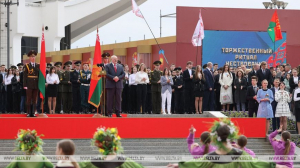 Лукашенко назвал герб и флаг светской иконой, которой должен поклоняться весь народ