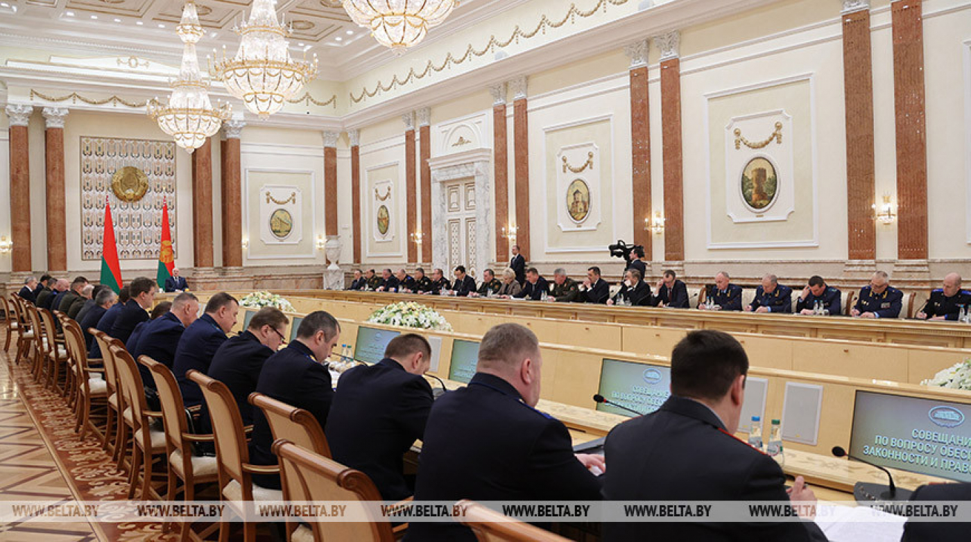Лукашенко правоохранителям и чиновникам: не самоуспокаивайтесь, нам надо удержать страну